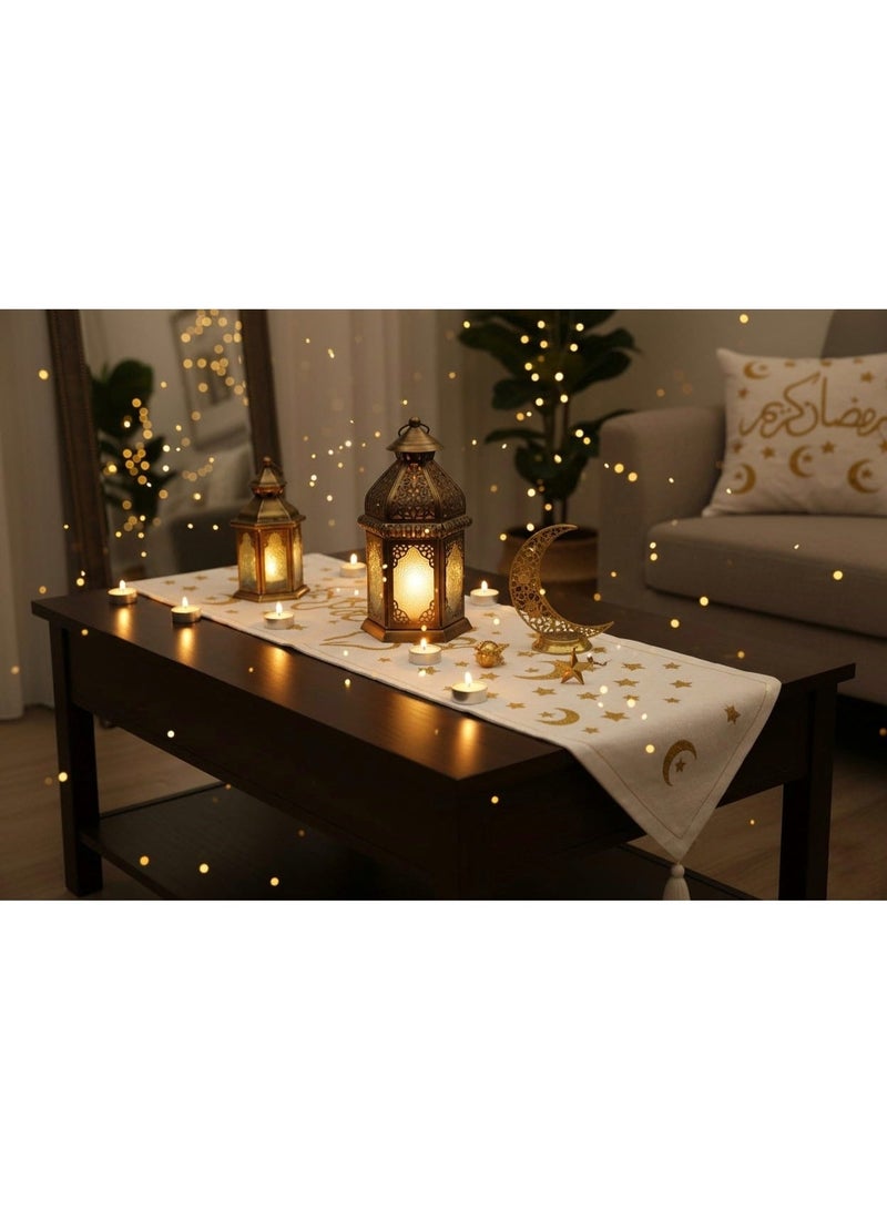 طقم مفرش طاولة رمضاني من الكتان مع وسادتين مزخرفتين مطرزتين بالذهب، مناسب لغرفة المعيشة، طاولة الكنبة، وحدة التحكم. ديكور منزلي بسيط ودافئ، مناسب للموسم. مقاس المفرش 150 × 45 سم، ومقاس الوسائد 45 × 45 سم. - Image 1